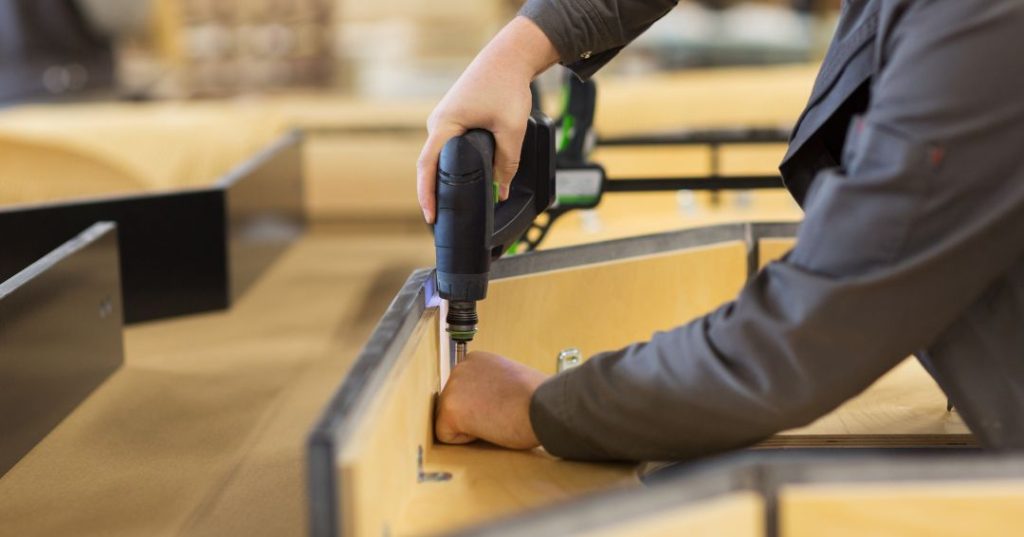 Como Montar Guarda-Roupa em Natal: 5 Passos e Dicas capa montador de moveis em Natal